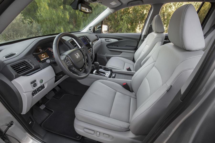 Интерьер Honda Ridgeline 2016 года  (фото 13 из 40)